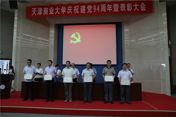 3帮扶困难村优秀共产党员上台领奖 - 副本 (1)