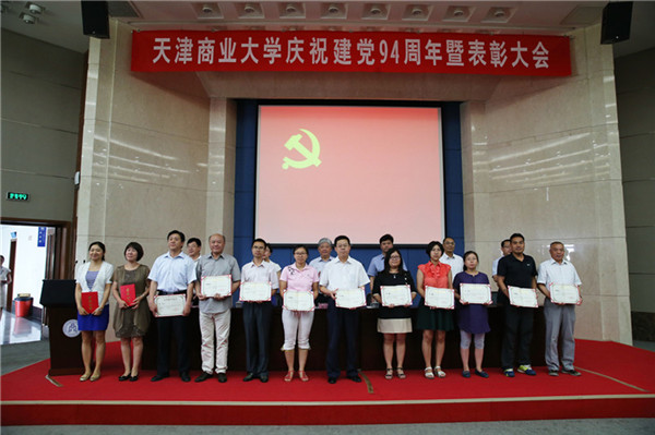 2优秀共产党员上台领奖 - 副本 (1)