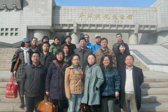 大外部党员在平津战役纪念馆前合影 大外部党员在平津战役纪念馆前合影